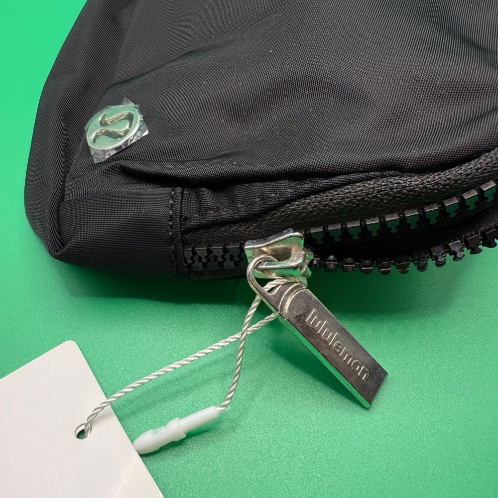 Lululemon Everywhere Beltbag 1L - Picture 3 of 6